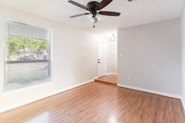 Building Photo - 2135 Whiteback Dr