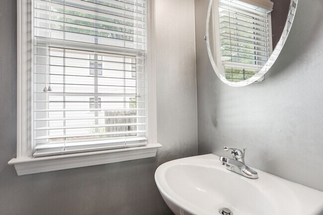 Building Photo - Spacious Grant Park Home