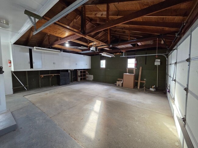 Building Photo - Beautiful 4 bedroom in Forest Hills