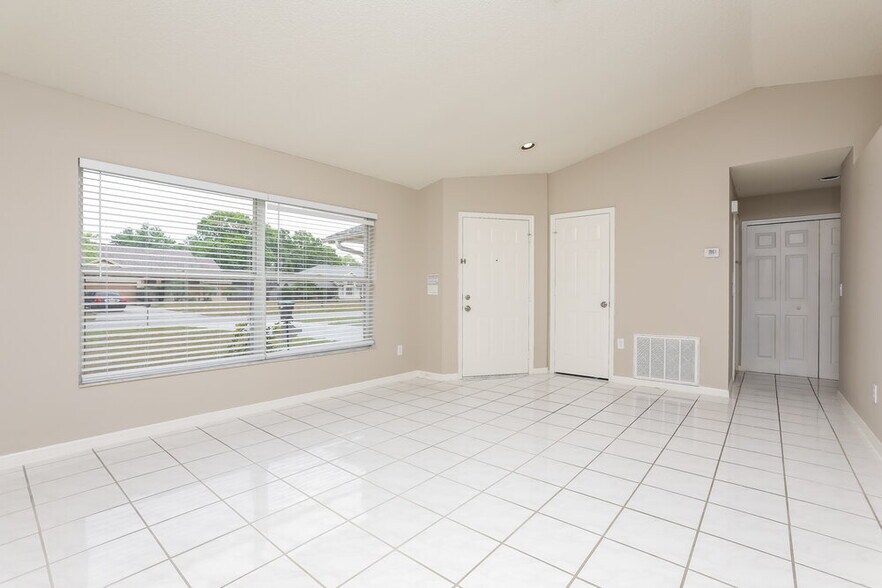 Building Photo - 8129 Cloverglen Cir