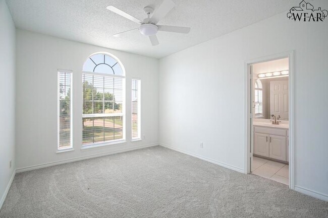 Building Photo - 8 Canyon Bluff Ct