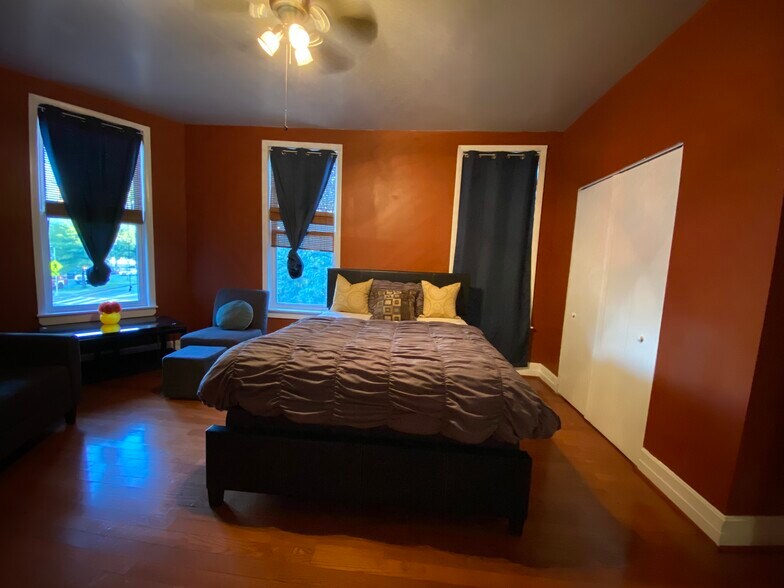 Spacious studio - 1618 8th St NW