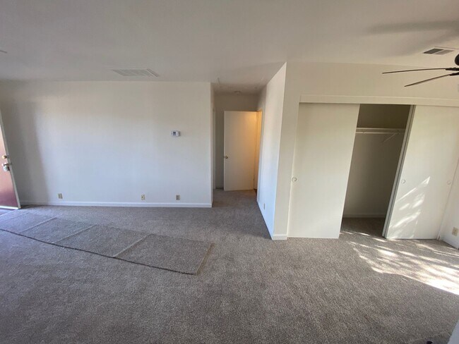 Building Photo - La Tierra Gardens - 2/1 Upstairs Apartment