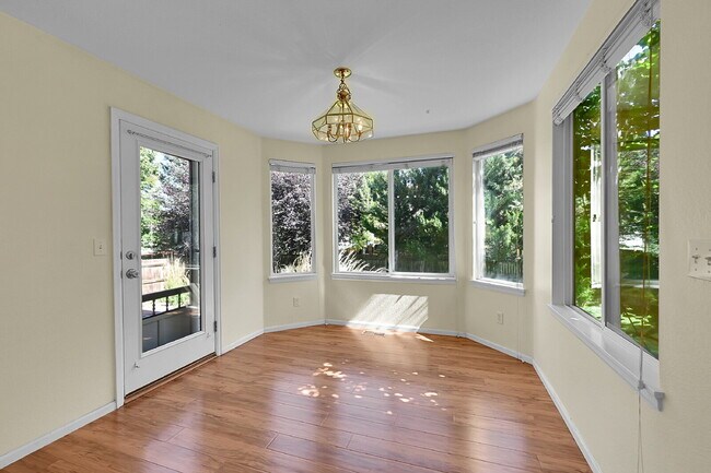 Building Photo - $3,095.00, 3-bed, 3.5-bath with bonus room...