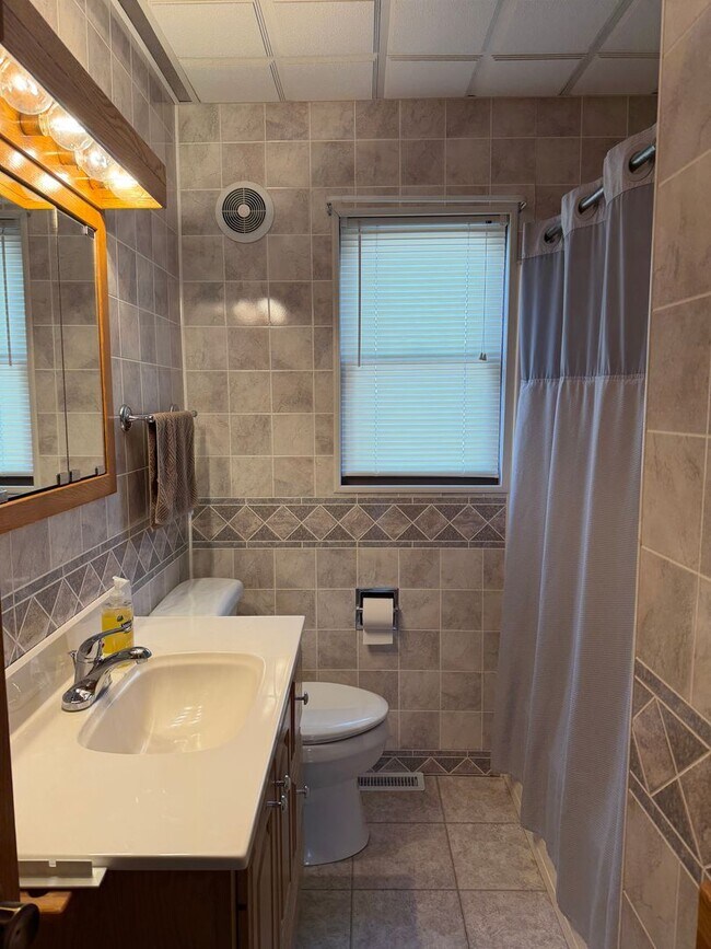 Building Photo - 3 Bed, 2 Bath Home with Garage