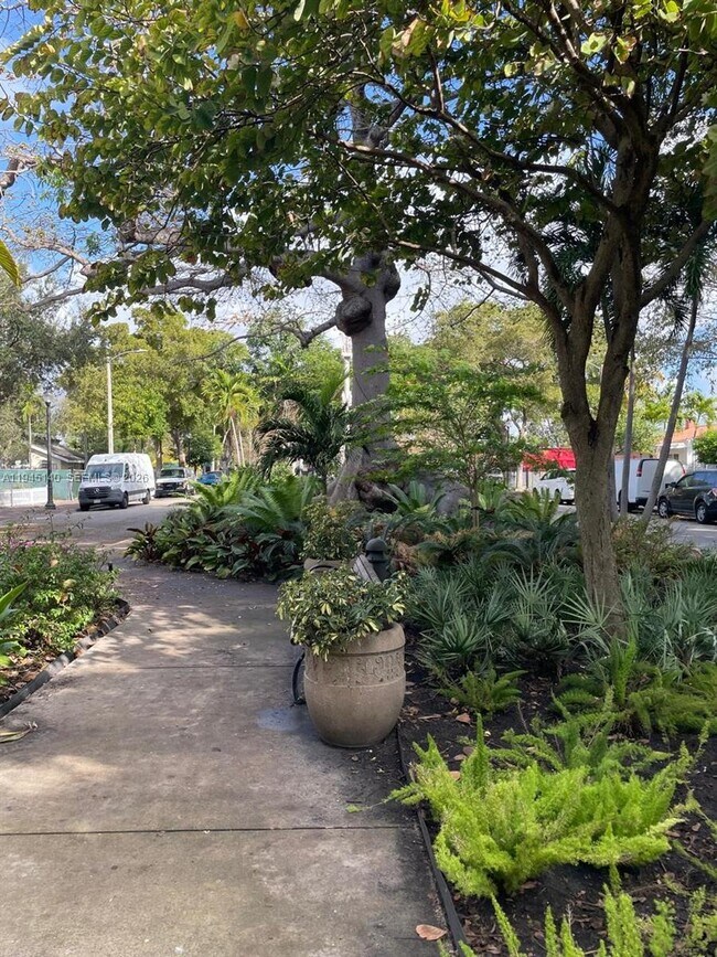 Building Photo - 852 SW 13th Ave