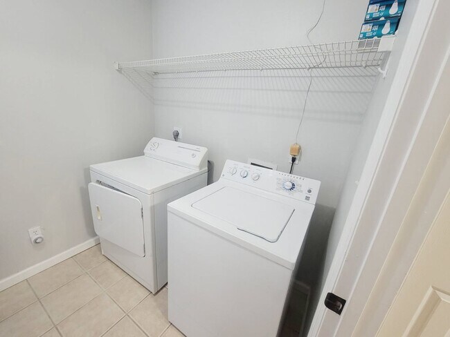 Building Photo - LOVELY 3/2 w/ Screened Porch, New Carpet in Bedrooms, Washer/Dryer, & Privacy Fenced Yard! Includ...