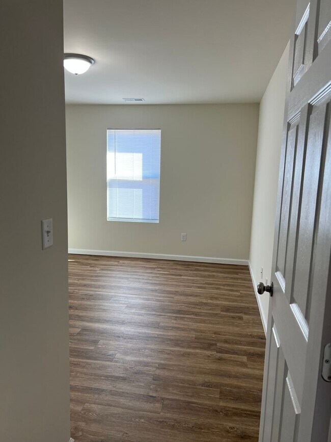 Building Photo - Winter Special (ends January 31, 2025) $300 off first month's rent.