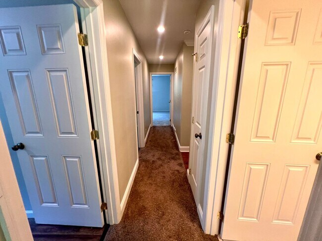 Building Photo - Cranberry - 6 bedroom 4 bathroom - Stunnin...