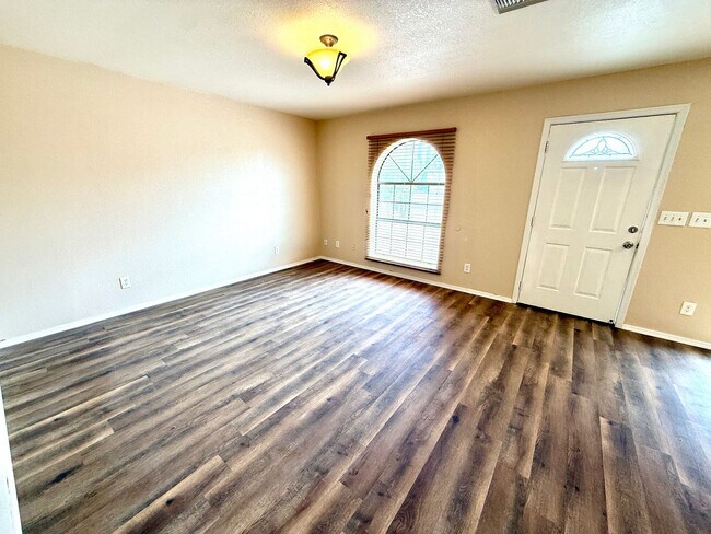 Building Photo - Cute 3 Bedroom 2 Bathroom House in Hualapa...