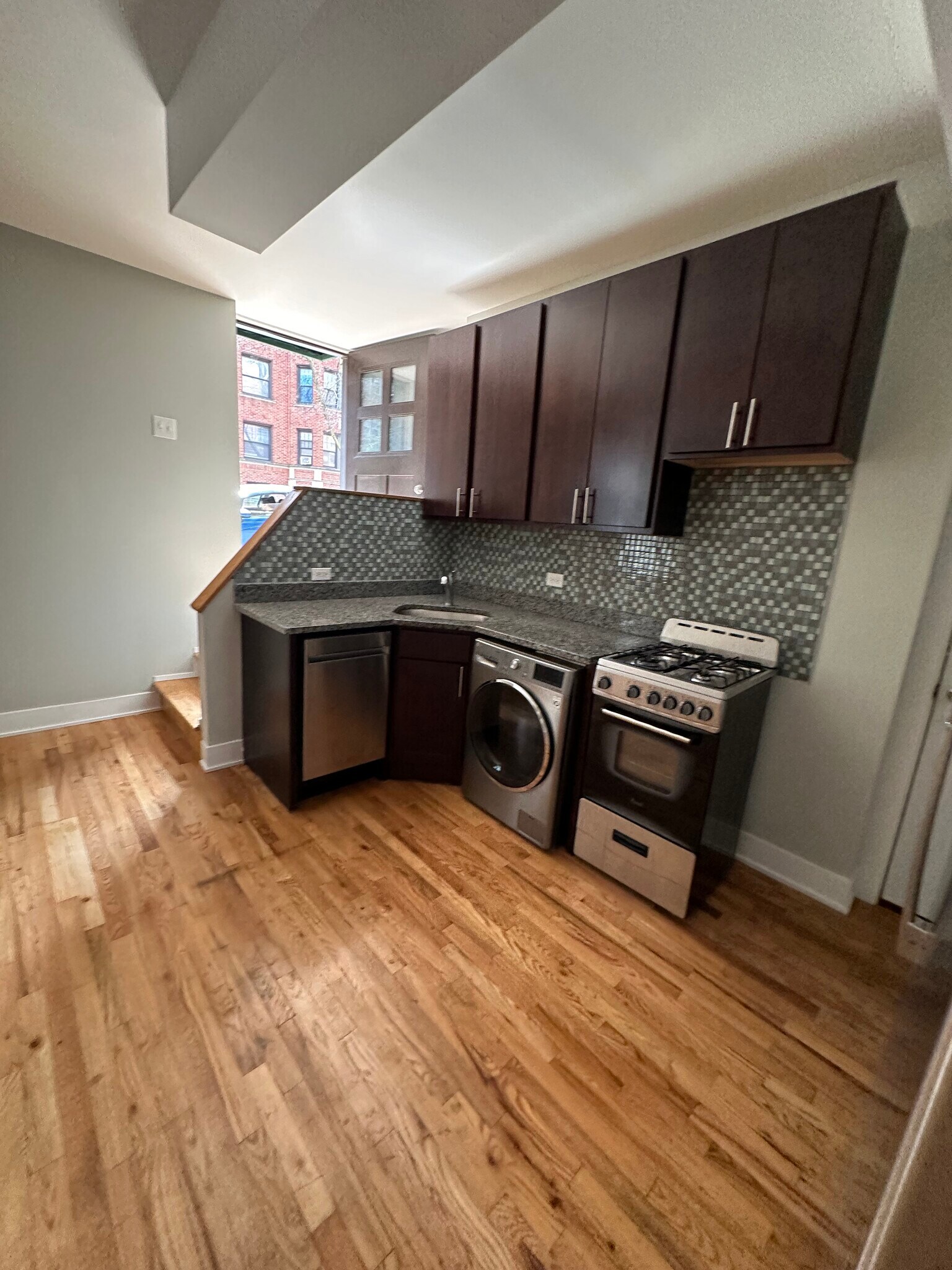 Building Photo - 910 W George St