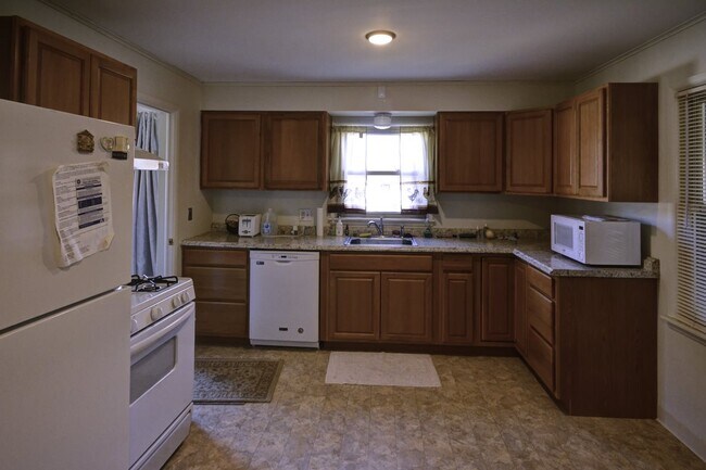 Building Photo - 801 S Eastside Dr