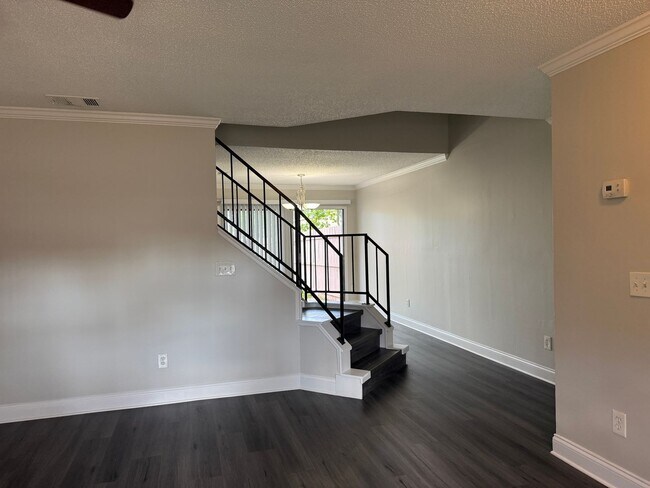 Building Photo - 2/2 Town Home in Casselberry