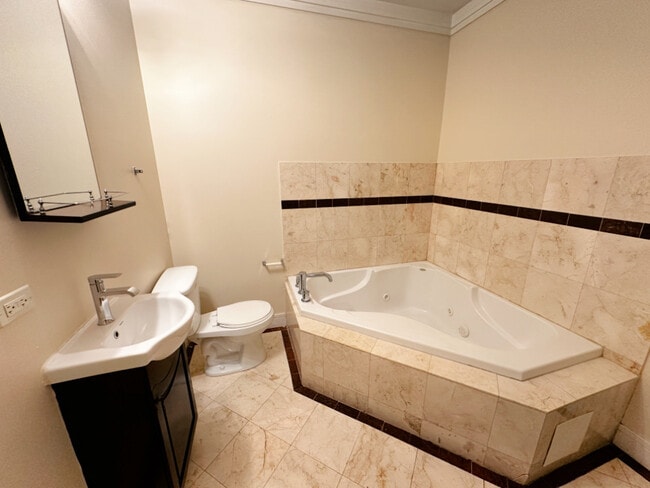 Building Photo - 4518 N Kedzie Ave