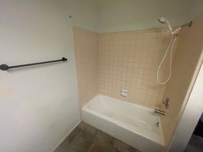 Building Photo - Beautiful Two Bedroom Home! End Unit!