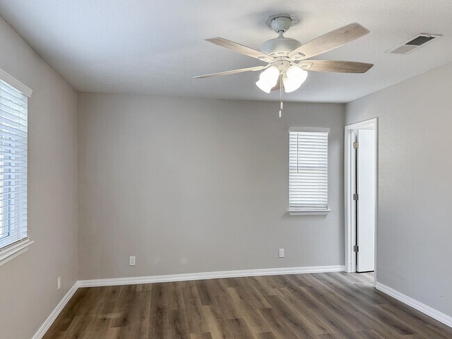 Building Photo - 1106 Arias Ave NW