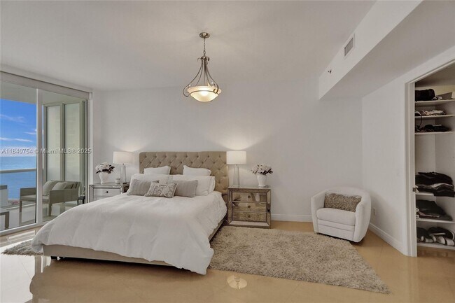 Building Photo - 15901 Collins Ave