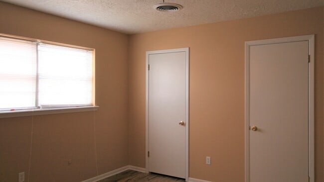 Building Photo - Newly Re-Modeled 3 Bedroom 2 Bath Home nea...
