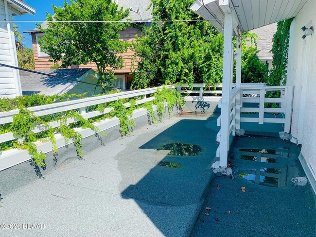 Building Photo - 411 N Oleander Ave