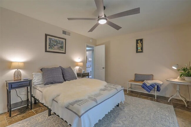 Building Photo - Midtown Santa Fe 3 Bed, 2 Bath, 2 Car Gara...