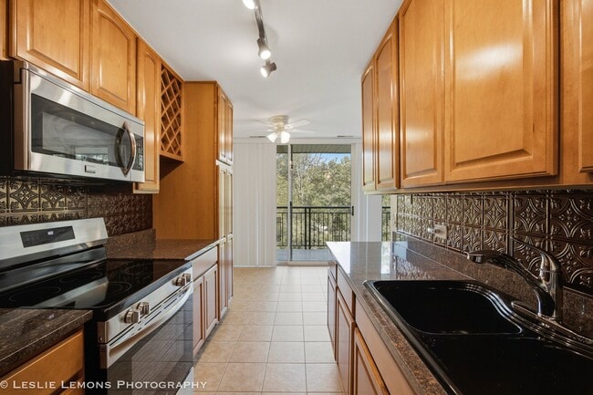 Building Photo - 6000 Oakwood Dr