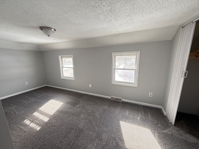 Building Photo - 2026 Renovation – Clean, Updated 2-Bedroom Near Shopping & Highways
