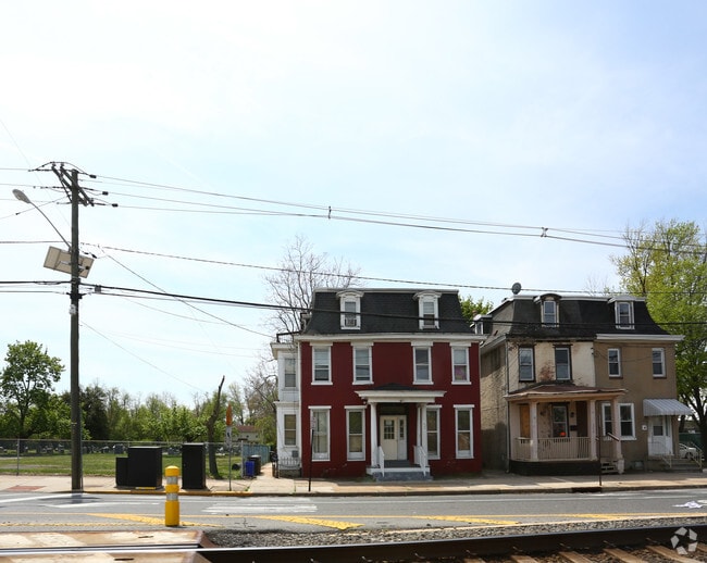 Building Photo - 352 E Broad St