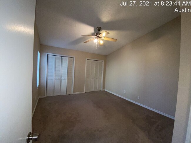 Building Photo - 512 Eberhart Ln