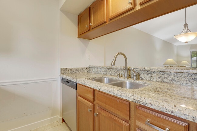 Building Photo - 706 Club Dr