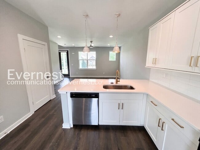 Building Photo - 2-Bed/2.5Bath Town Home/Pet Friendly/Available Soon!