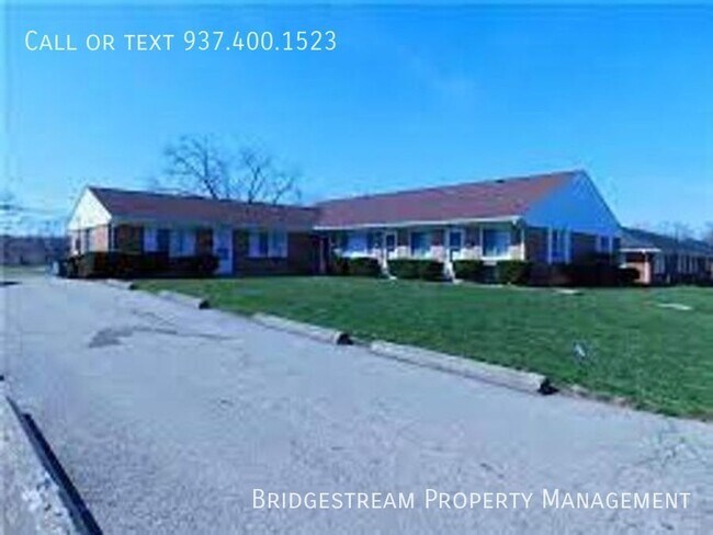Building Photo - **MOVE IN SPECIAL** Updated ranch level 1 ...