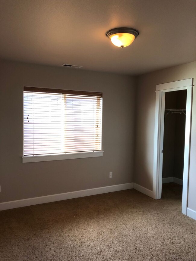 Building Photo - 4 Bedroom / 2.5 Bathroom Home in SE Bend