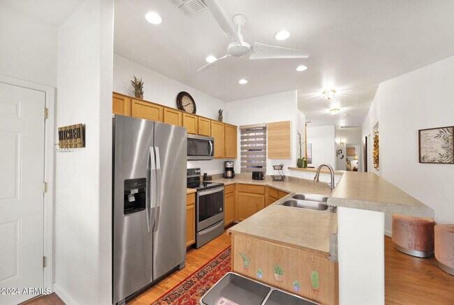 Building Photo - 868 E Savannah Dr