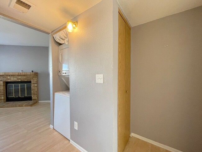 Building Photo - 1 bedroom, 1 bathroom, large garage! Large...