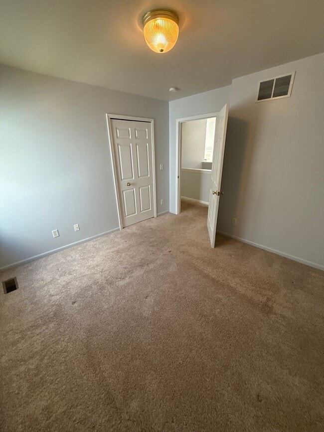 Building Photo - 3 Bed 2 Bath