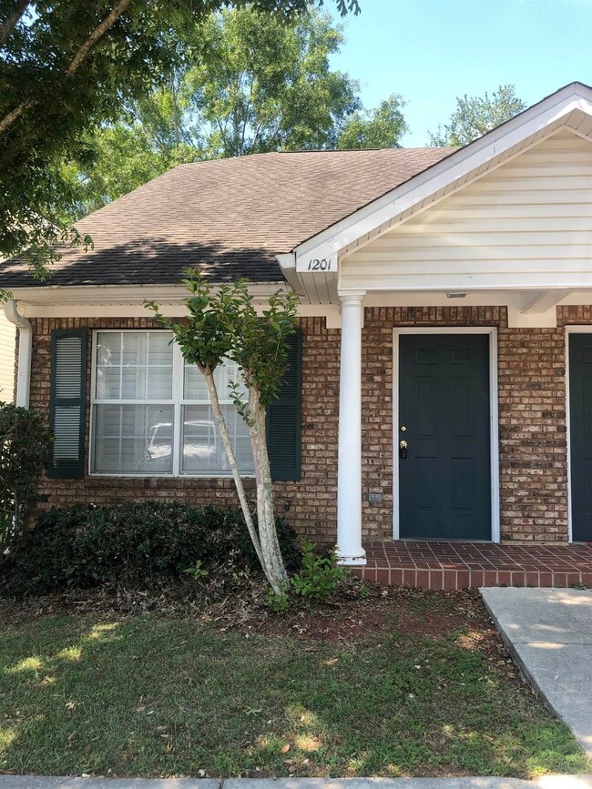 Primary Photo - 2738 W Tharpe St