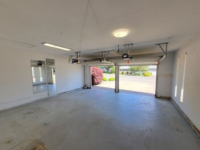 Building Photo - West Pasco Location a Block from the Colum...
