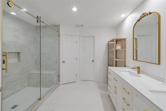Building Photo - 8033 Oakwood Forest Dr