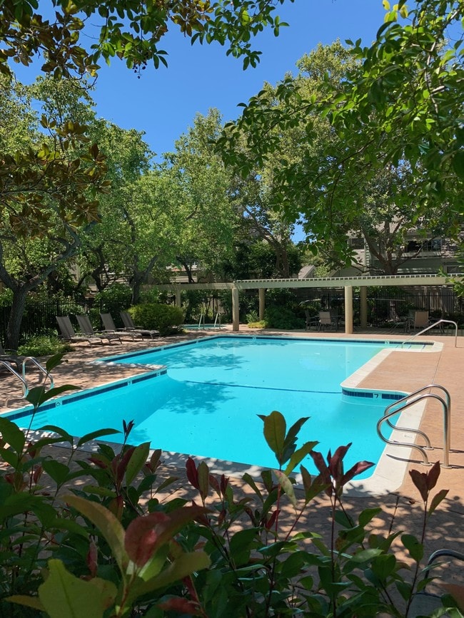 Building Photo - 1938 Stratton Cir