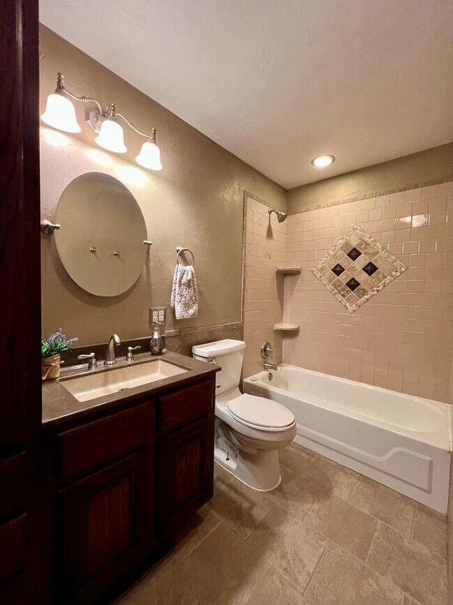 Building Photo - Spacious Home in Yukon- 3 bed, 2 ba, plus office space with built-in's