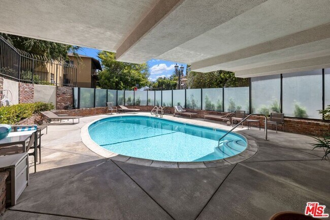 Building Photo - 2260 N Cahuenga Blvd