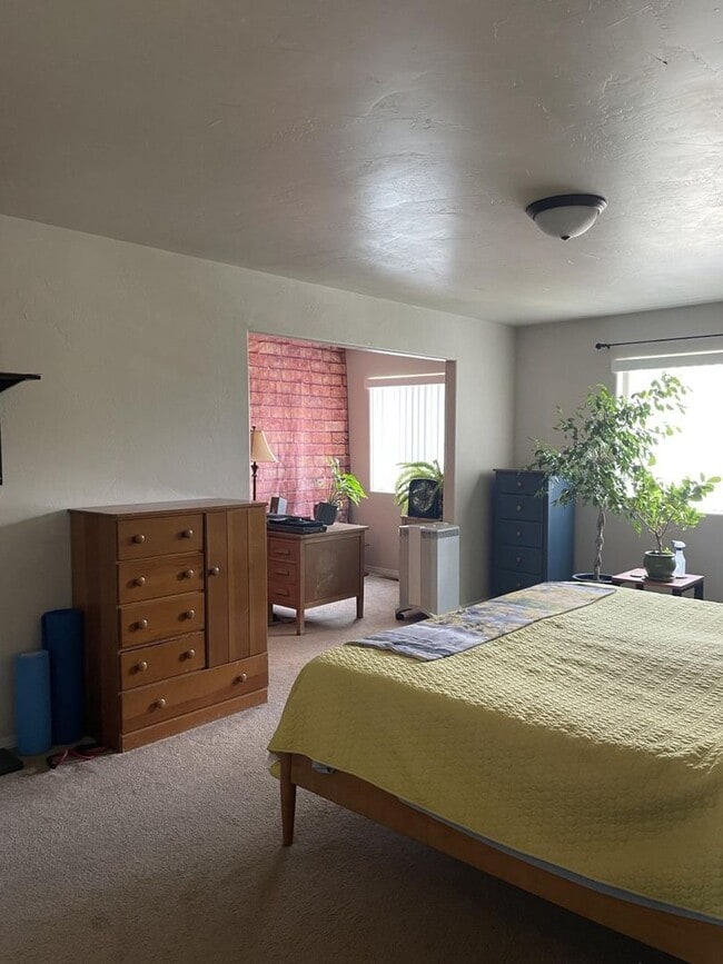 Building Photo - 3 Bedrooms 2.5 Baths with A/C!!!