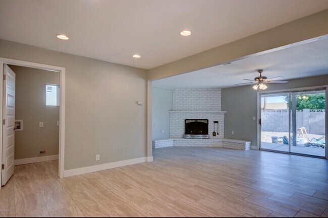 Building Photo - 1424 W 6th Pl