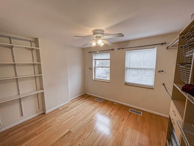 Building Photo - Beautiful 2 Bedroom 1 Bath Townhouse in Fa...