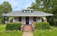 Building Photo - 4 Bedroom Home