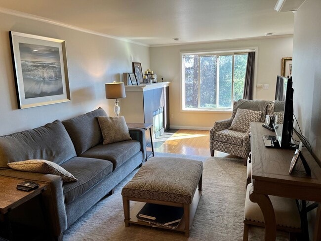 Building Photo - Queen Anne Townhome