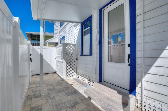 Building Photo - Modern, Stylish 1-Bed, 1-Bath Apartment - Electric, Water, Grounds Care, and Pest Control all Inc...