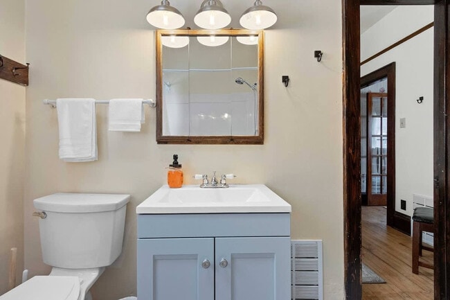 Building Photo - 100 W 1st St