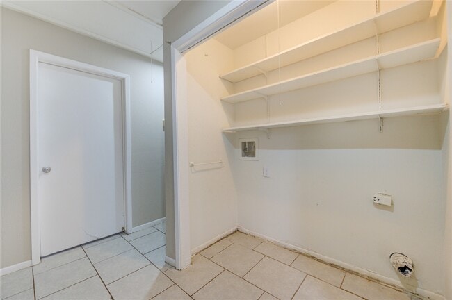 Building Photo - 12327 Fairmeadow Dr