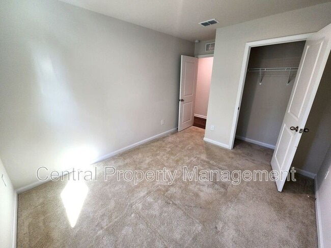 Building Photo - 165 Sarnesfield Wy